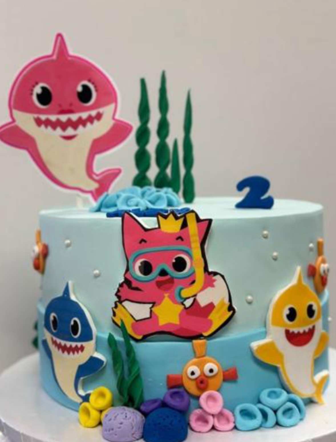 Pastel de tiburón bebé (alimenta a 8-12 personas)