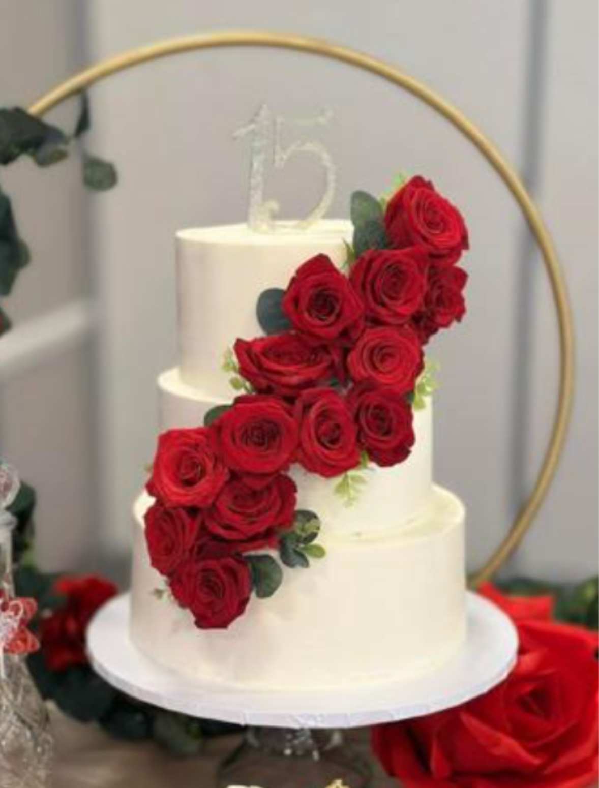 Pastel de Rosas Rojas (Alimenta para 65-70 personas)
